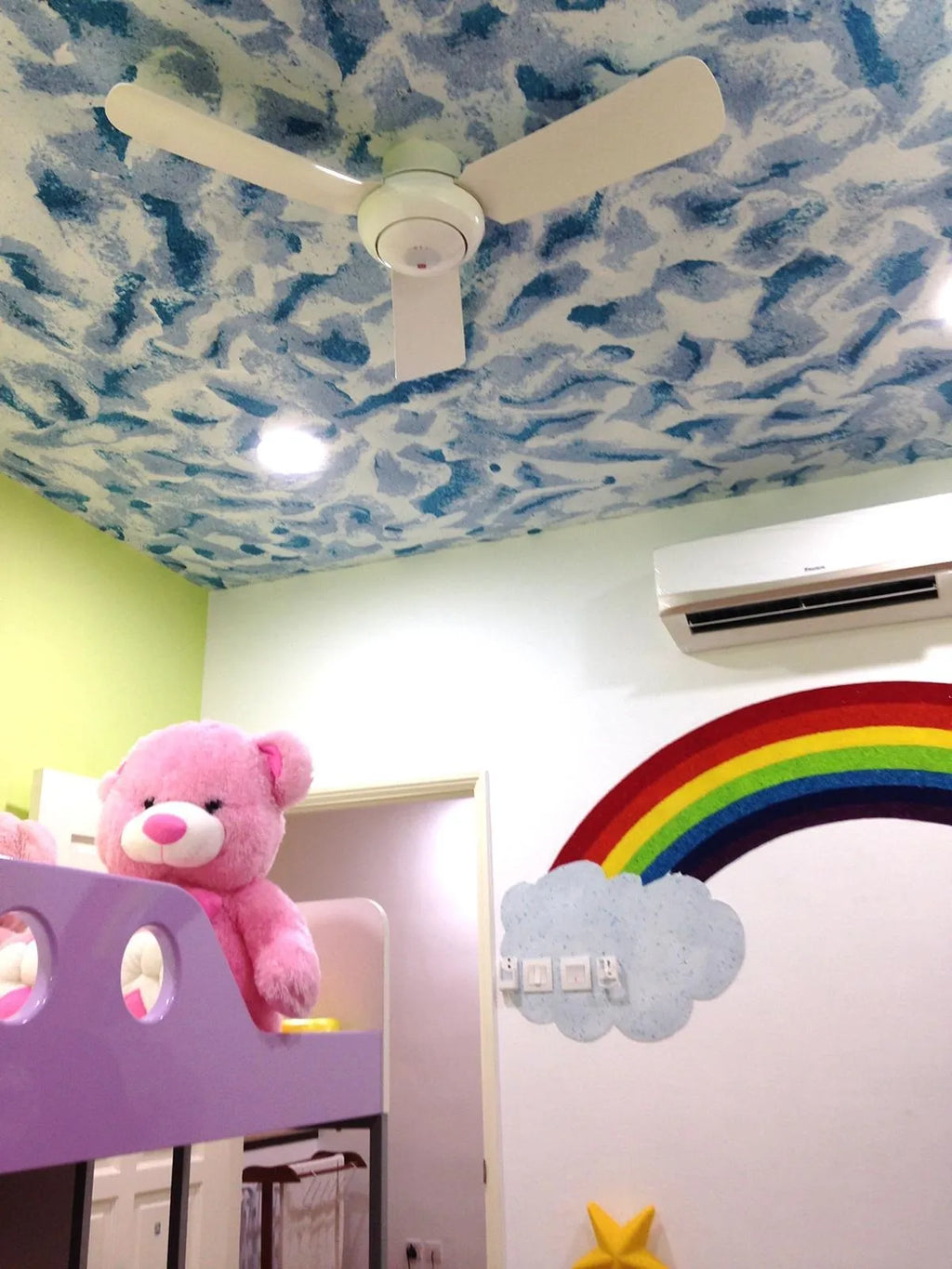 Plafond nuages en Coton Art dans une chambre d'enfant